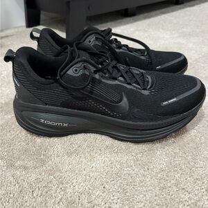 Nike Black vomero 18